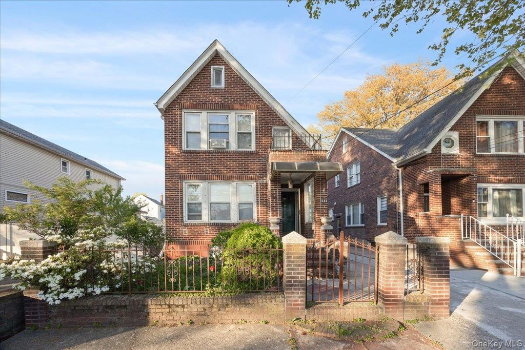 Photo of 3181 Waterbury Avenue, Bronx, NY 10465 (MLS # 995023)