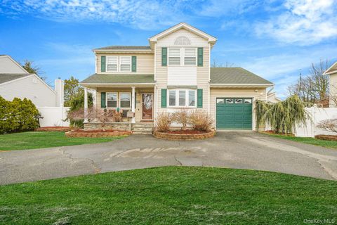 Homes For Sale - 811 County Line Road<br/> Amityville, NY 11701