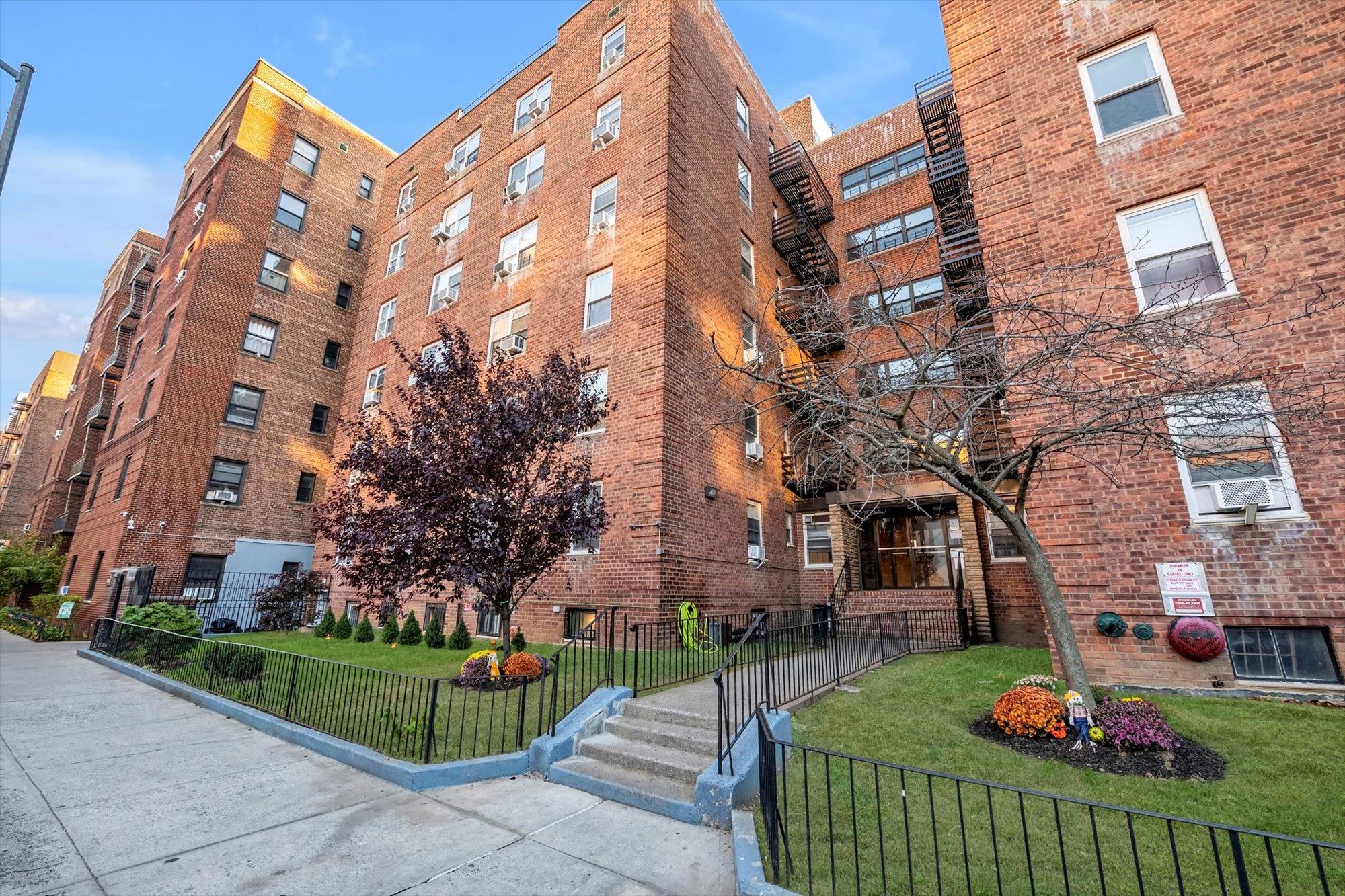 Property for Sale at Saunders Street 4A, Rego Park, Queens, NY - Bedrooms: 1 
Bathrooms: 1 
Rooms: 3  - $270,000