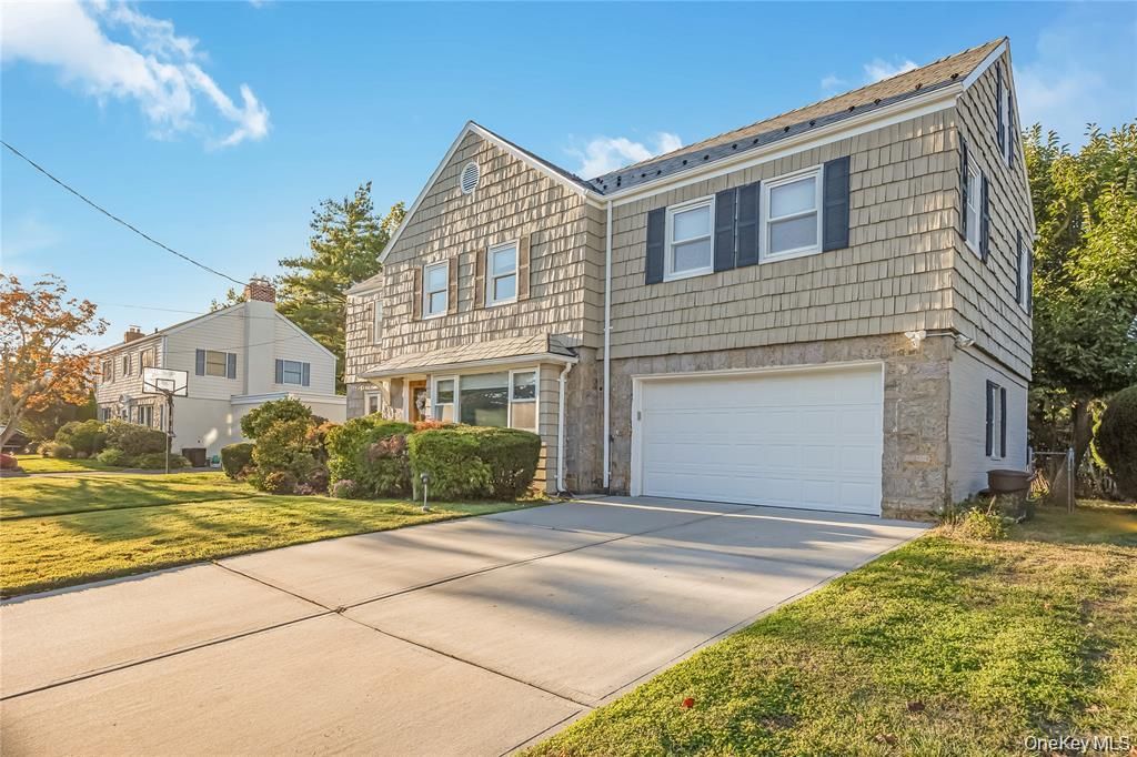 Photo of 15 Combes Avenue, Rockville Centre, NY 11570 (MLS # 992952)