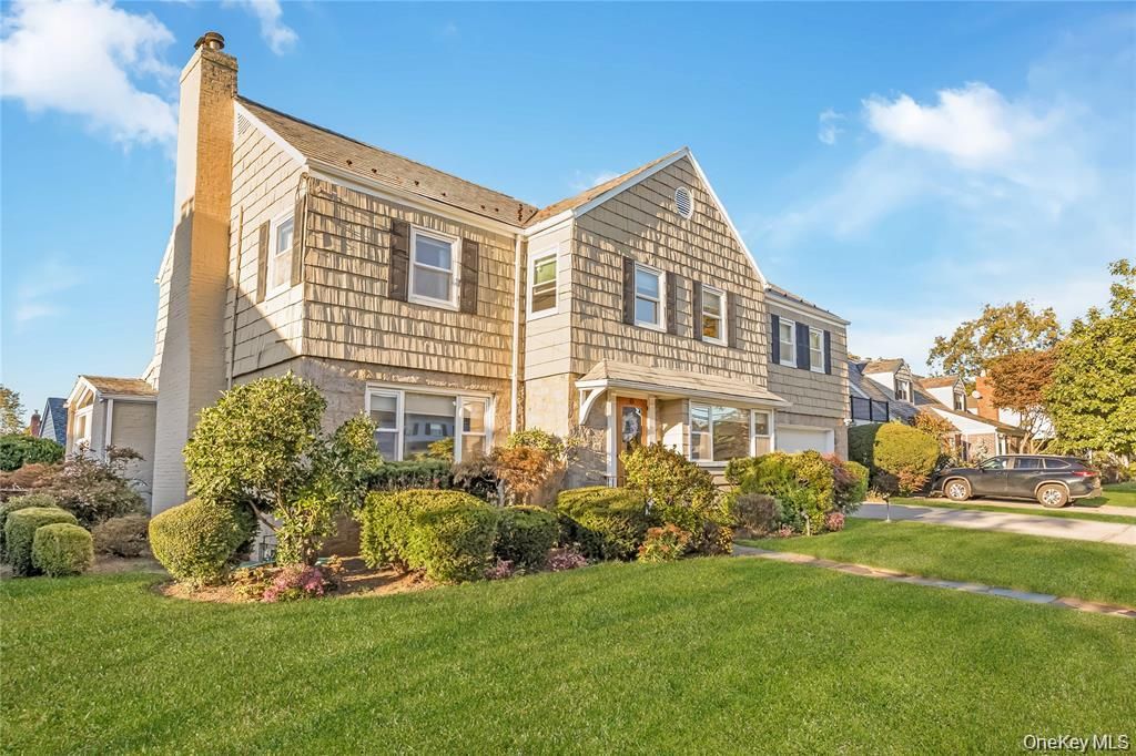 Photo of 15 Combes Avenue, Rockville Centre, NY 11570 (MLS # 992952)