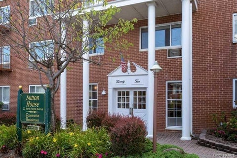 Apartment For Rent - 22 N Forest Avenue #1N<br/> Nassau County, Rockville Centre, NY 11570