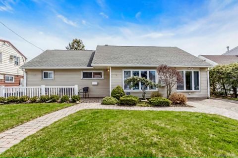 Homes For Sale - 9 Blanche Street<br/> Plainview, NY 11803