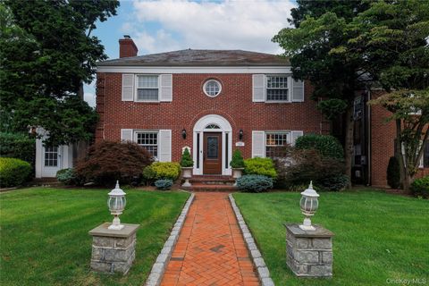 Photo of 204 Hempstead Avenue, Malverne, NY 11565 (MLS # 894576)