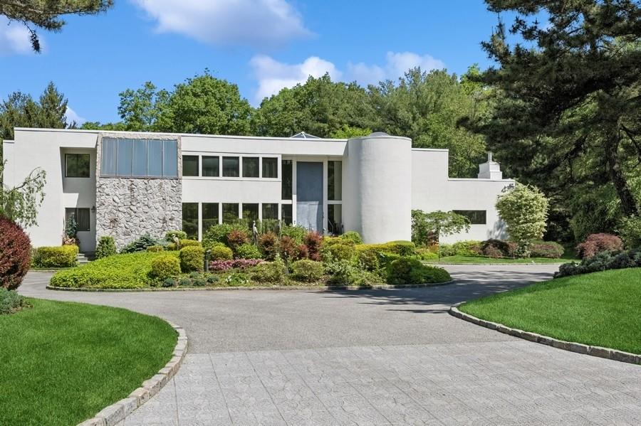1 Colt Place, Old Westbury, New York image 1