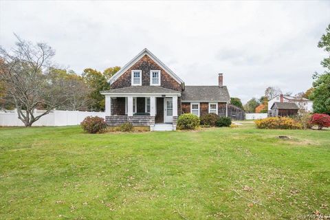 Photo of 811 Locust Avenue, Bohemia, NY 11716 (MLS # 930818)