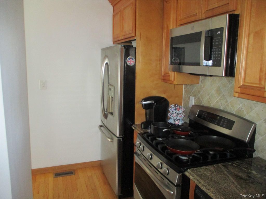 Photo of 6 Birch Ln, Valley Stream, NY 11581 (MLS # 967565)