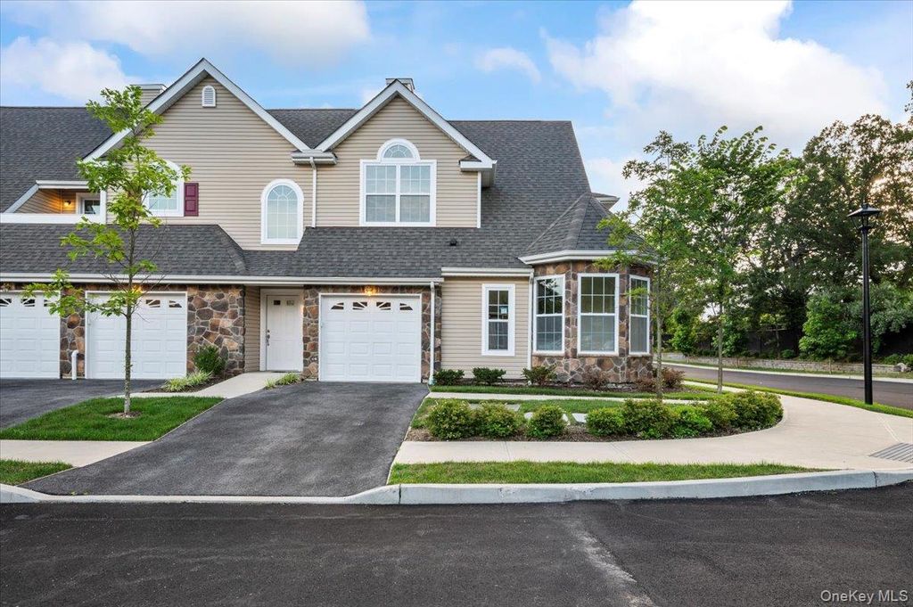 Photo of 21 Steven Circle #21, Dix Hills, NY 11746 (MLS # 909858)