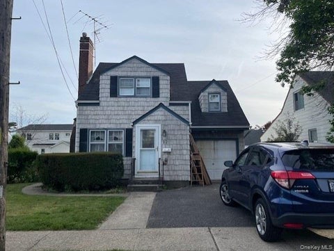 Homes For Sale - 17 Pierce Street<br/> Nassau County, Hicksville, NY 11801