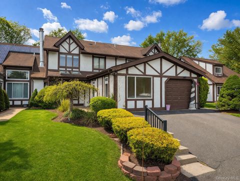 Condo For Sale - 11 Amesworth Court<br/> Suffolk County, Middle Island, NY 11953