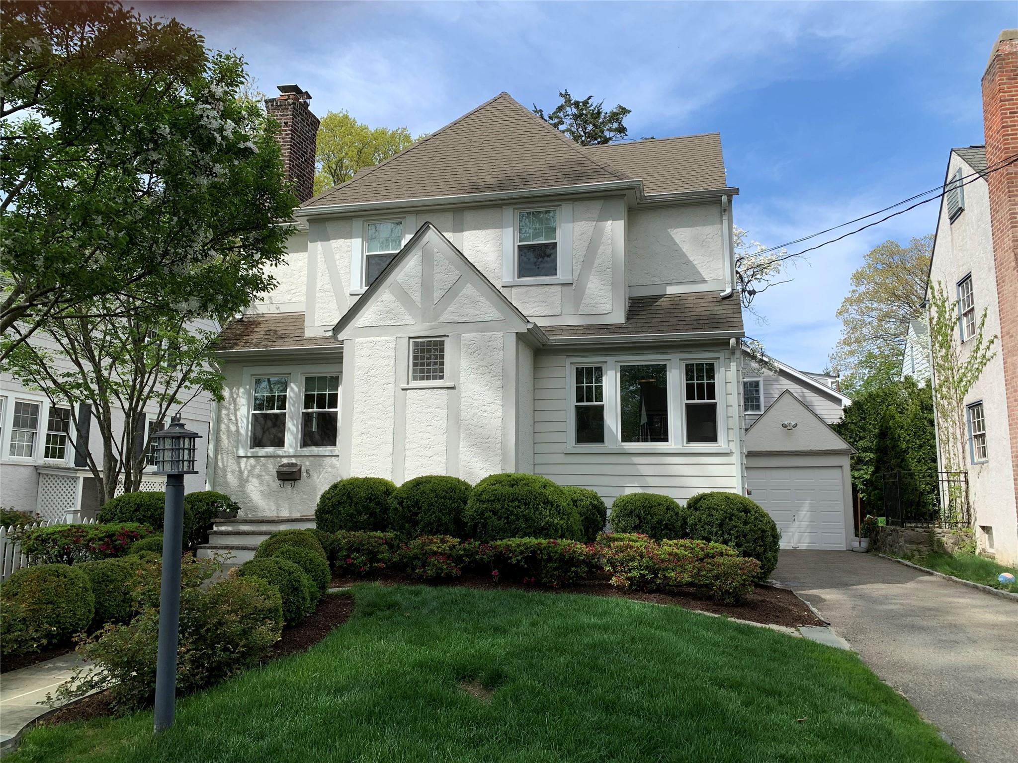 Fernwood Avenue, Rye, New York - 3 Bedrooms  
3 Bathrooms  
6 Rooms - 