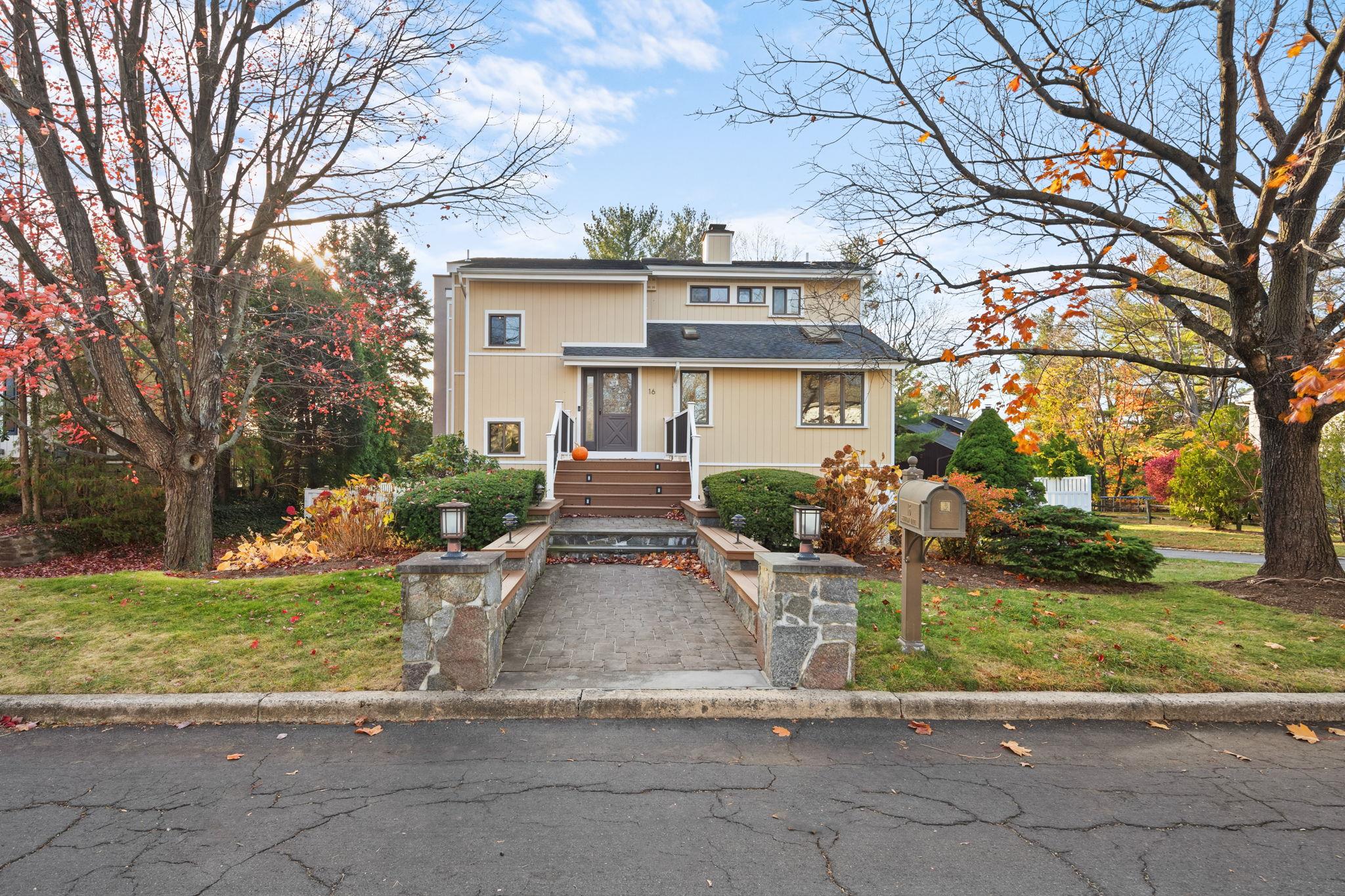 16 Skyview Lane, New Rochelle, New York image 1