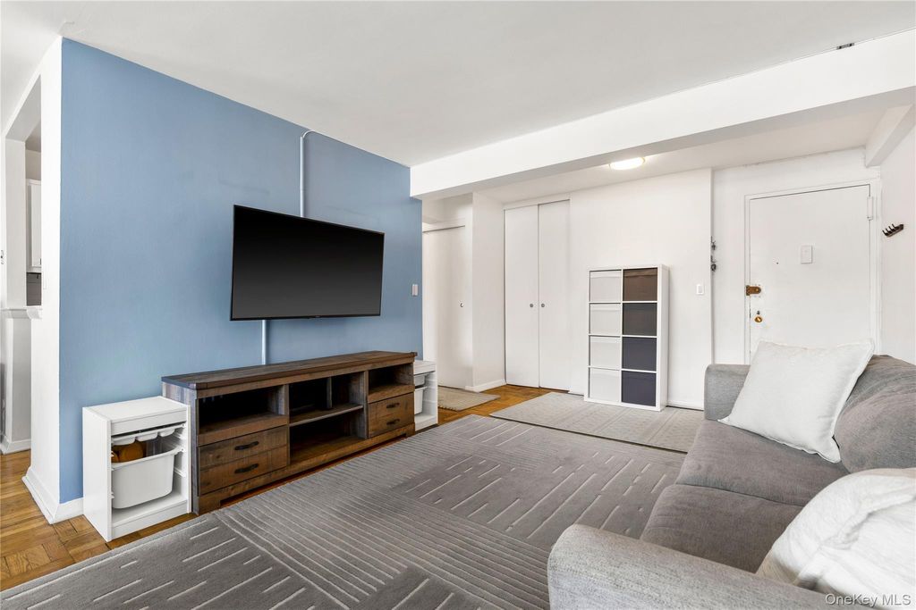 Photo of 45 E Hartsdale Avenue #6L, Hartsdale, NY 10530 (MLS # 954705)