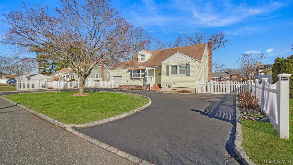 Photo of 197 W 5th Street, Deer Park, NY 11729 (MLS # 941056)