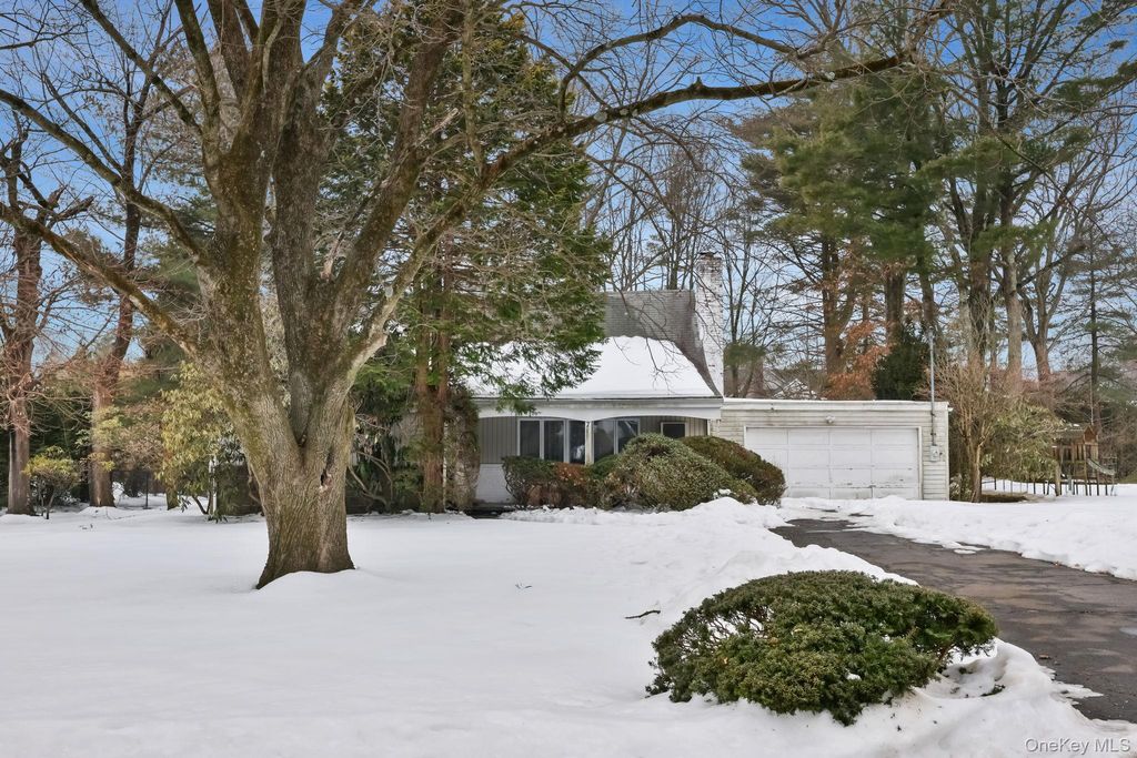 Photo of 7 Mayflower Road, Scarsdale, NY 10583 (MLS # 962938)