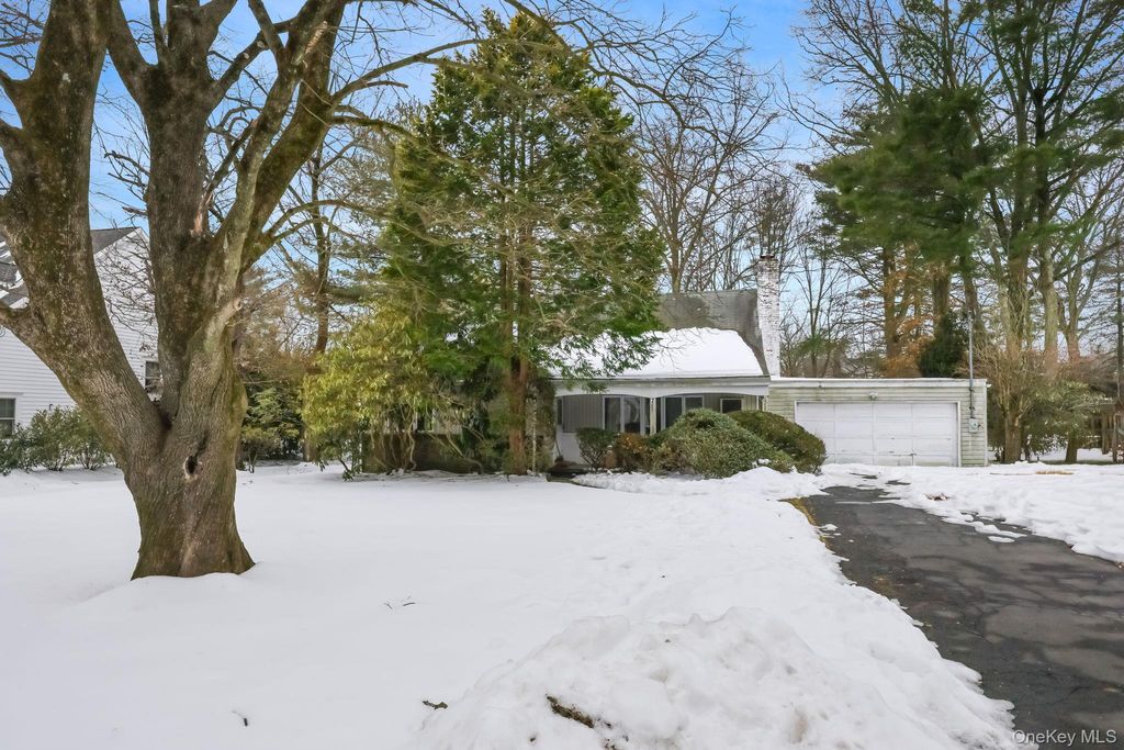 Photo of 7 Mayflower Road, Scarsdale, NY 10583 (MLS # 962938)