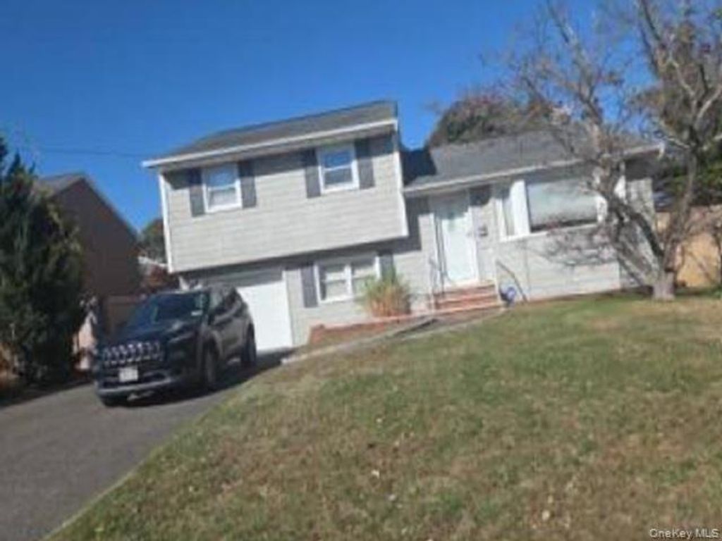 Photo of 113 Wilherm Lane, West Islip, NY 11795 (MLS # 947020)