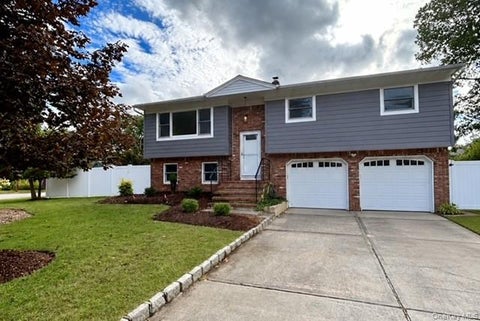 Photo of 11 Lakeview Drive W, Center Moriches, NY 11934 (MLS # 1064798)