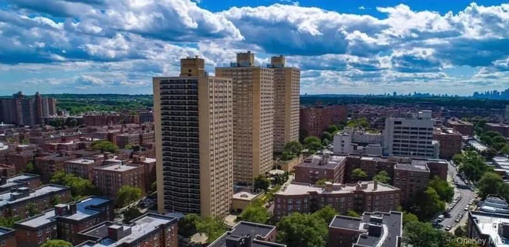Photo of 66-36 Yellowstone Boulevard #18H, Forest Hills, NY 11375 (MLS # 959510)
