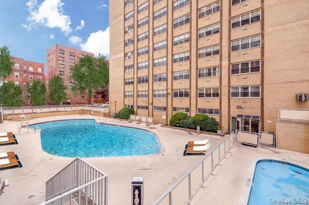 Photo of 66-36 Yellowstone Boulevard #18H, Forest Hills, NY 11375 (MLS # 959510)