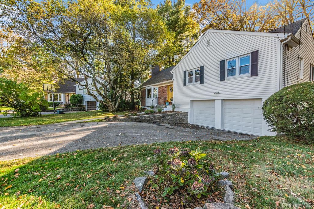 Photo of 73 Hilary Circle, New Rochelle, NY 10804 (MLS # 927261)