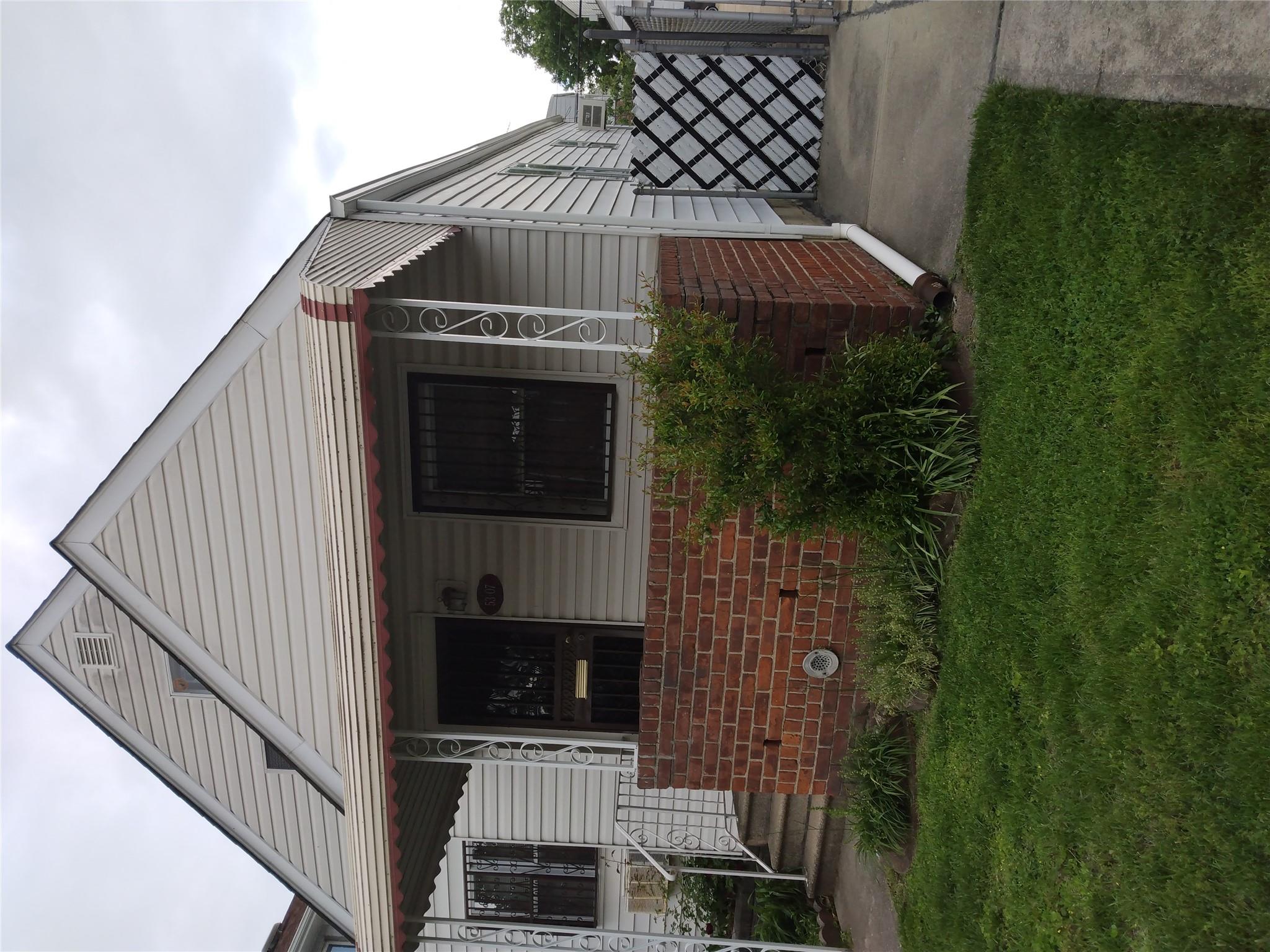 189 Streets, Fresh Meadows, Queens, NY - 3 Bedrooms  
3 Bathrooms  
7 Rooms - 