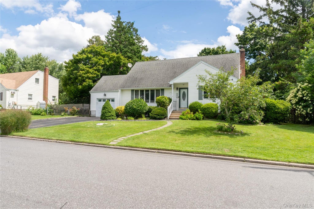 Photo of 127 Suffolk Avenue, West Babylon, NY 11704 (MLS # 1019280)