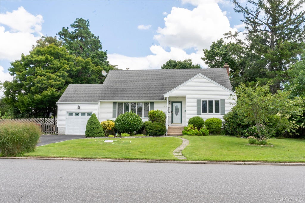Photo of 127 Suffolk Avenue, West Babylon, NY 11704 (MLS # 1019280)