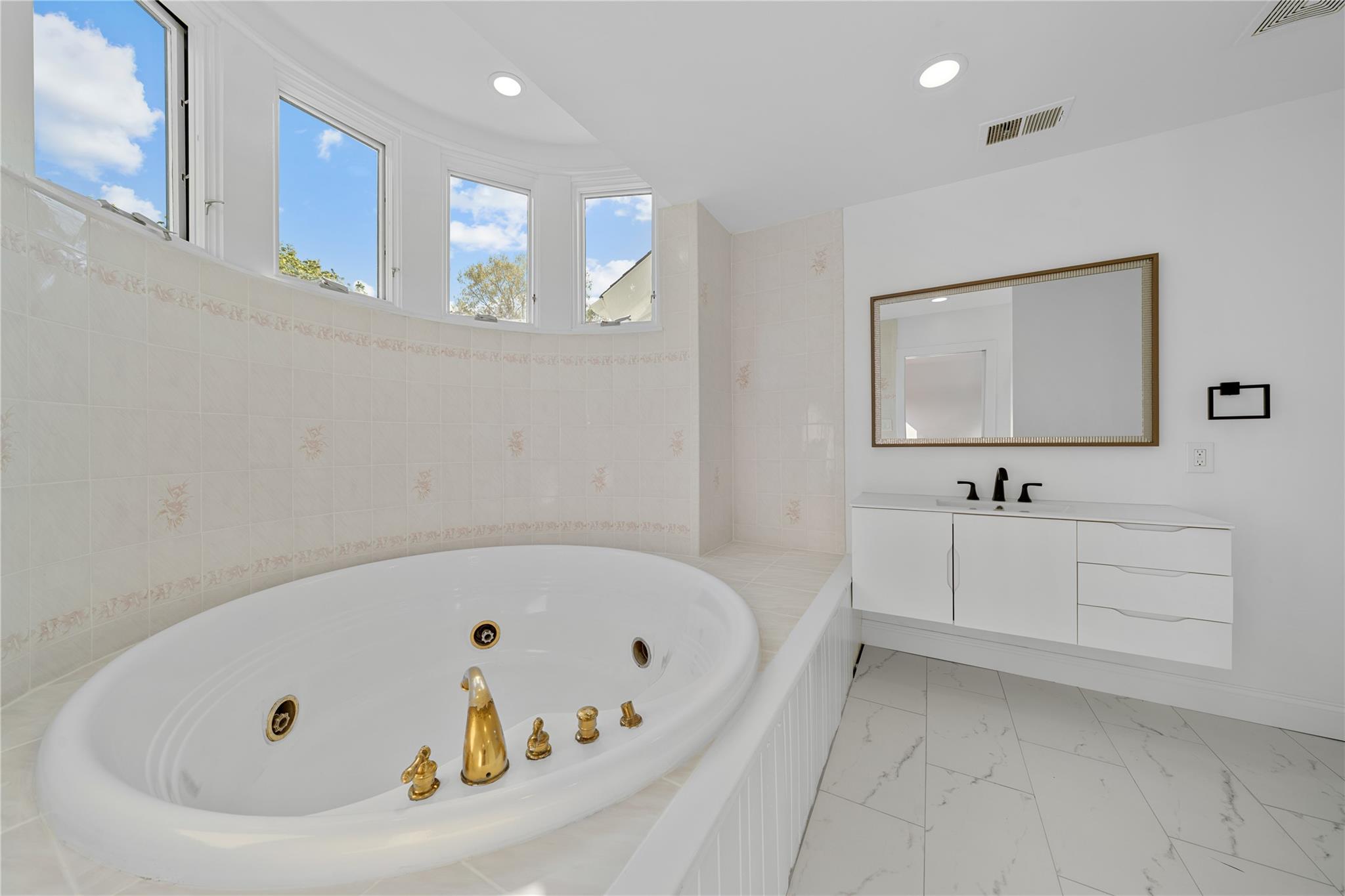 6 Blue Sky Court, Huntington, New York image 18