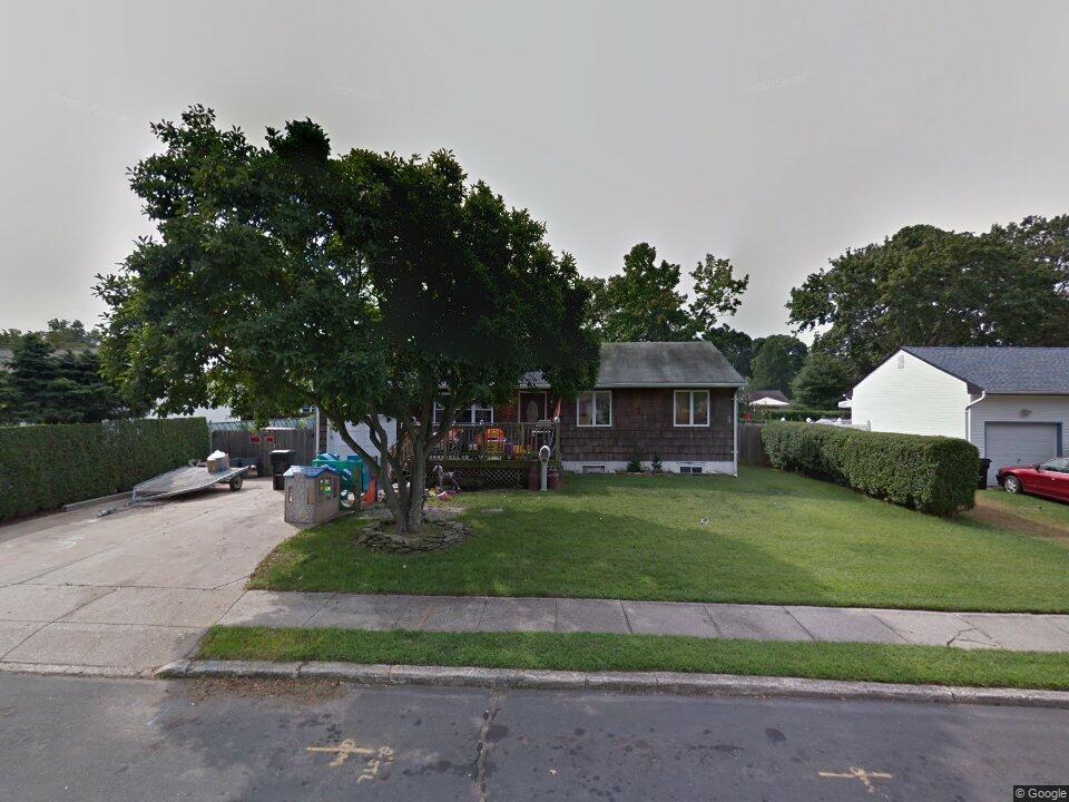 60 W Danbury Street, Bay Shore, Florida image 1