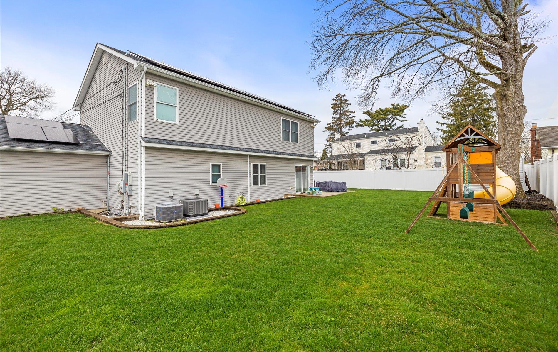 65 Howell Avenue, Deer Park, New York image 35