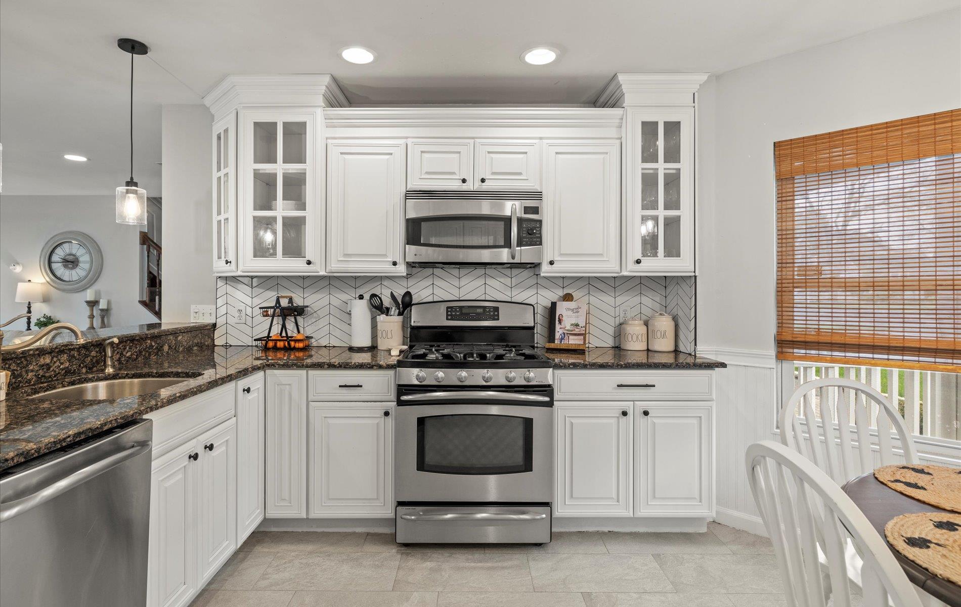 65 Howell Avenue, Deer Park, New York image 15