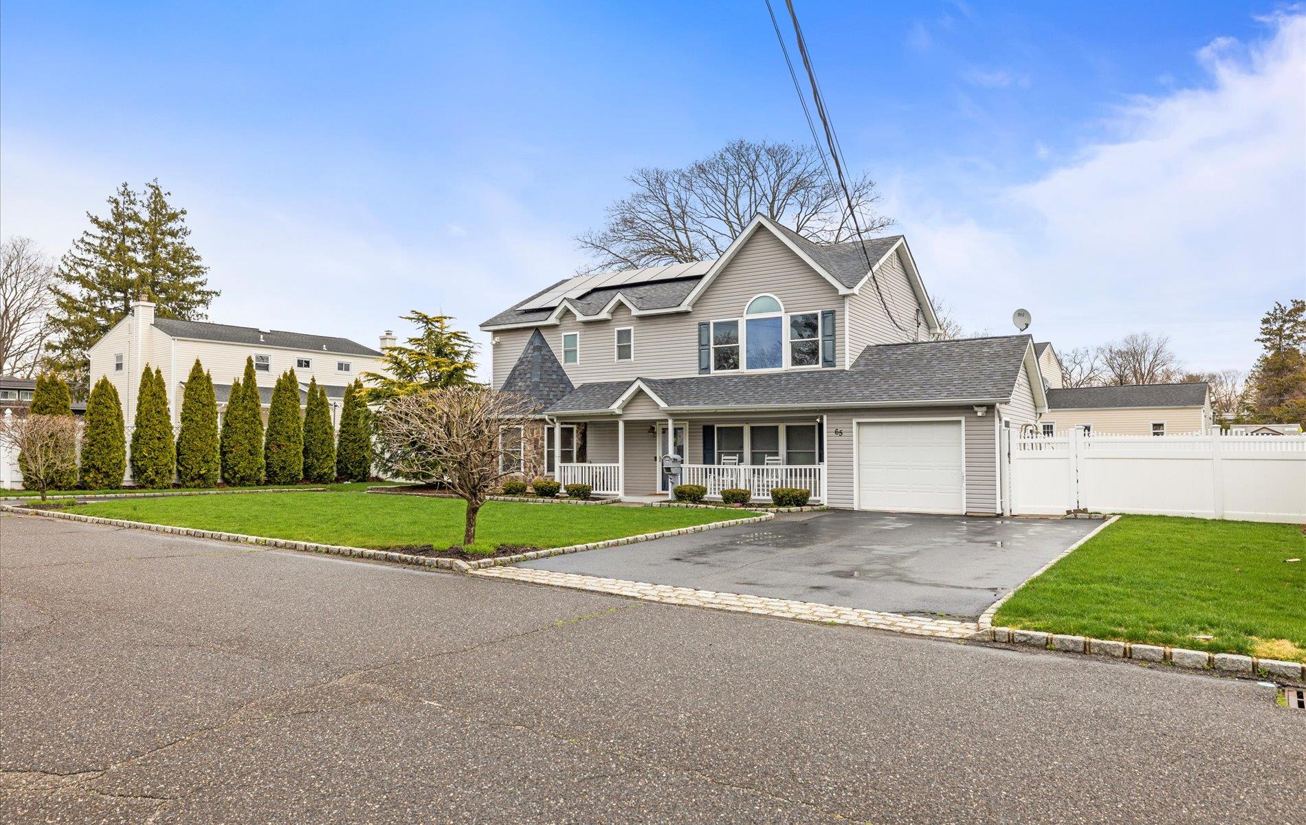 65 Howell Avenue, Deer Park, New York image 3