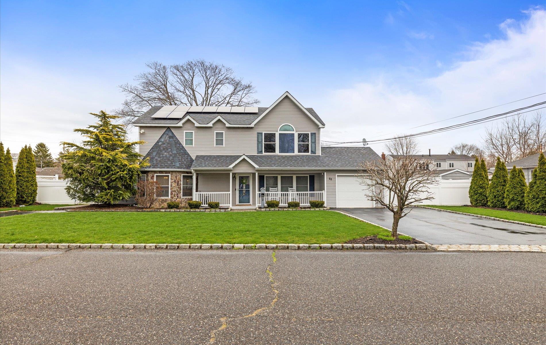 65 Howell Avenue, Deer Park, New York image 1