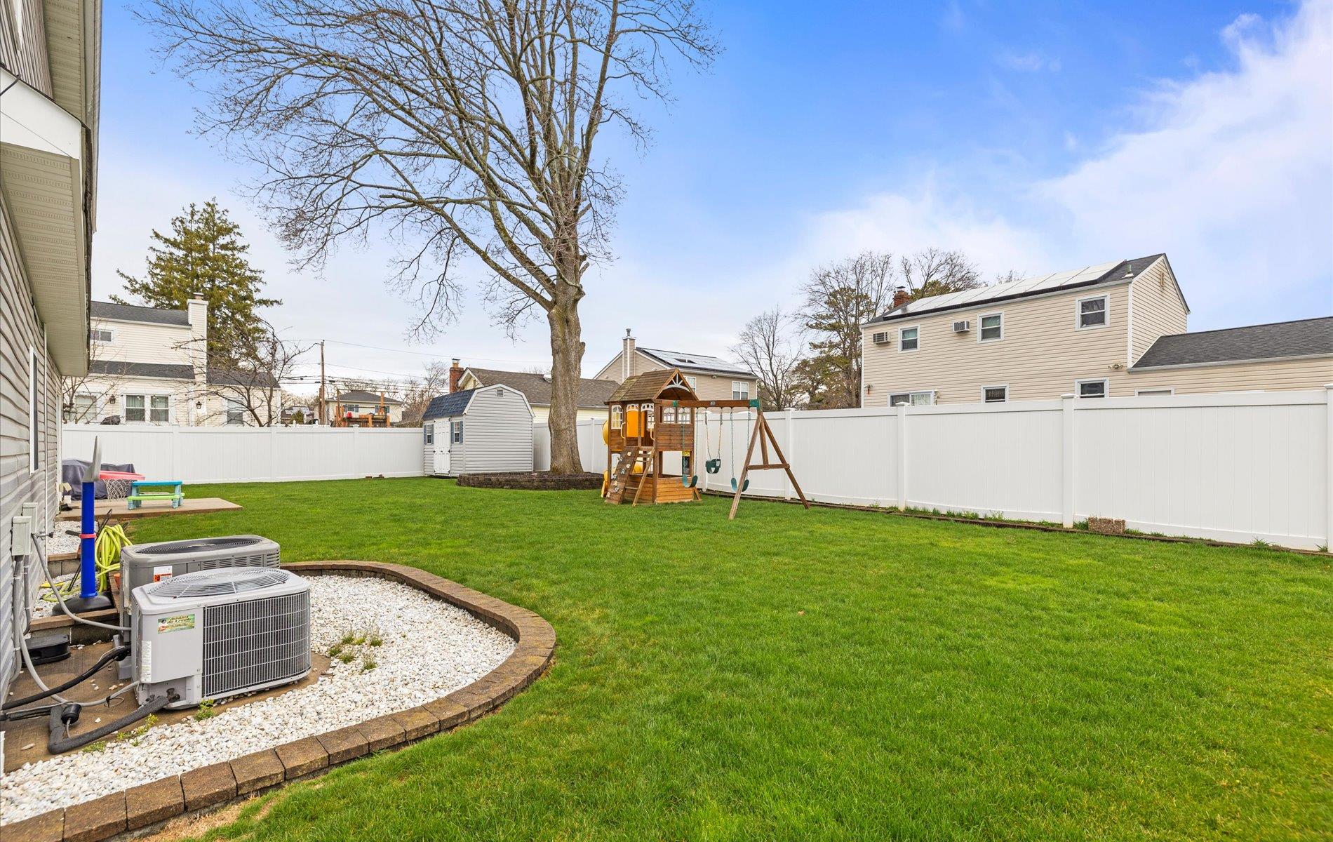 65 Howell Avenue, Deer Park, New York image 33
