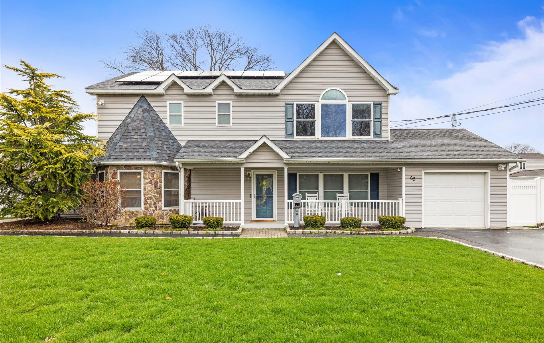 65 Howell Avenue, Deer Park, New York image 2