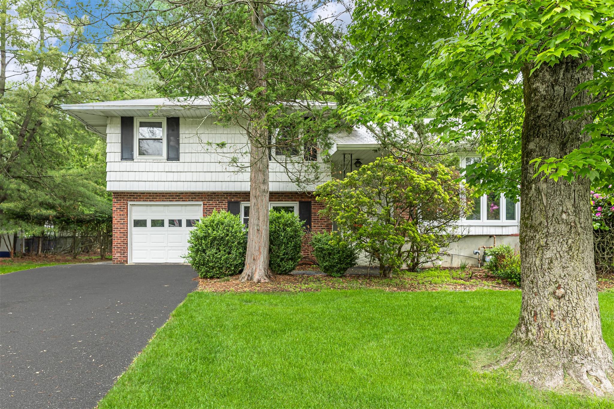 7 Fawn Hill Drive, Airmont, New York image 1
