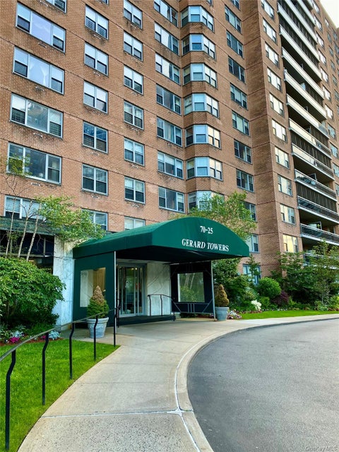 Photo of 70-25 Yellowstone Boulevard #8Z, Forest Hills, NY 11375 (MLS # 1064663)