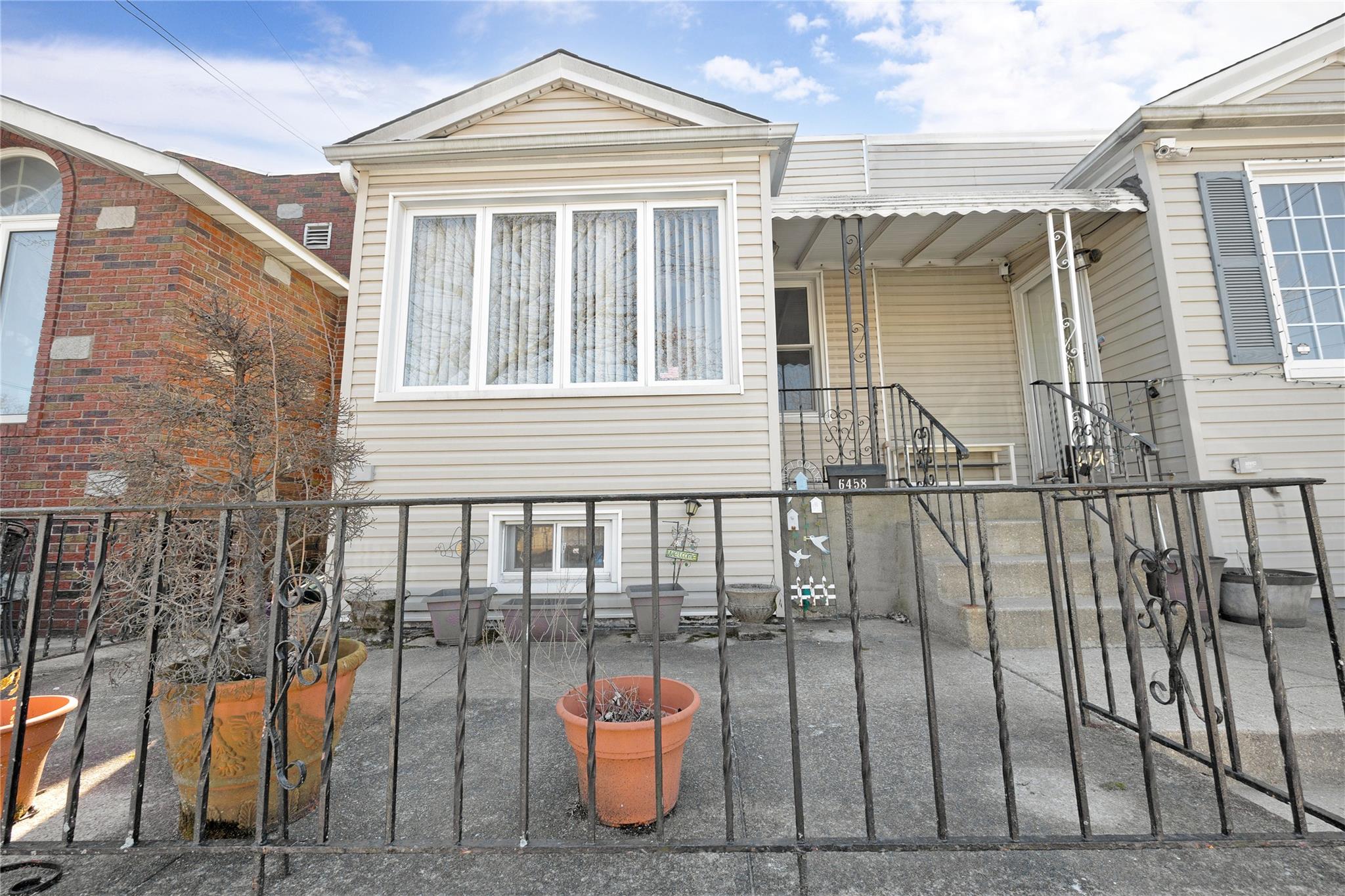 Property for Sale at 58 Road Rd, Maspeth, Queens, NY - Bedrooms: 1 
Bathrooms: 1 
Rooms: 4  - $630,000