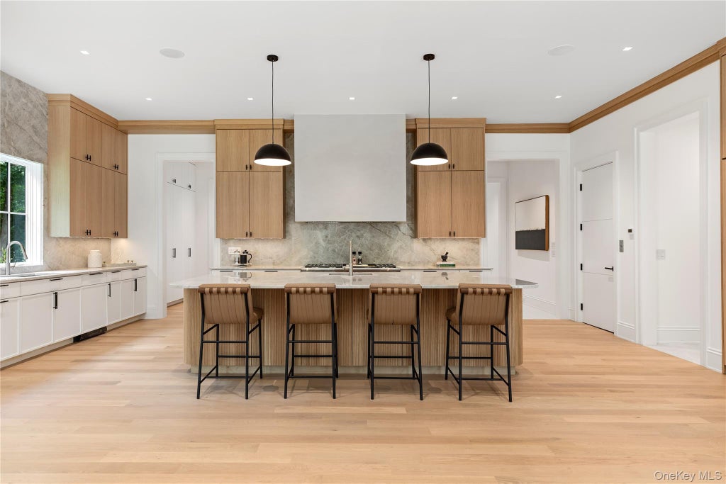 Photo of 110 Dogwood Avenue, Roslyn Harbor, NY 11576 (MLS # 1012961)