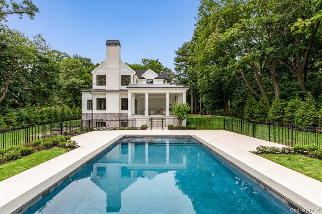 Photo of 110 Dogwood Avenue, Roslyn Harbor, NY 11576 (MLS # 1012961)