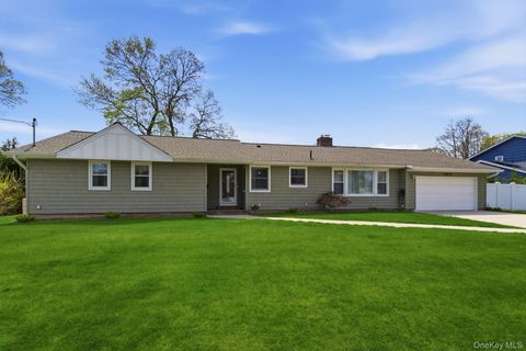 Photo of 22 Wiggins Street, Ronkonkoma, NY 11779 (MLS # 991000)