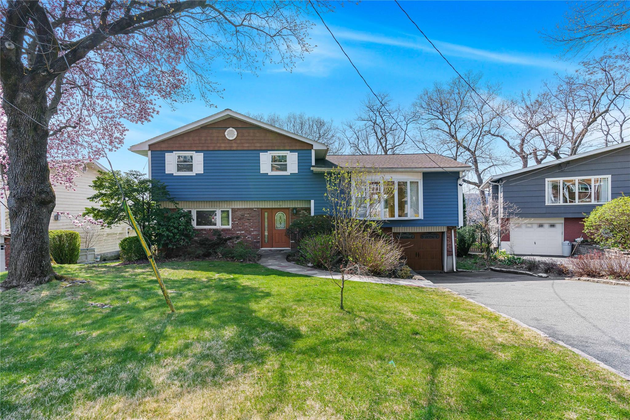 Rudolph Terrace, Yonkers, New York - 4 Bedrooms  
3 Bathrooms  
7 Rooms - 