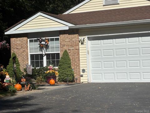 Photo of 14 Chipmunk Trail, Coram, NY 11727 (MLS # 924558)