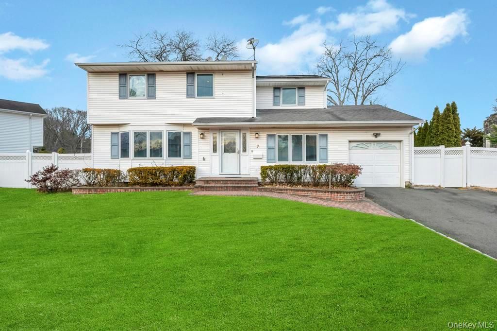 Photo of 7 Carto Circle, Deer Park, NY 11729 (MLS # 944405)