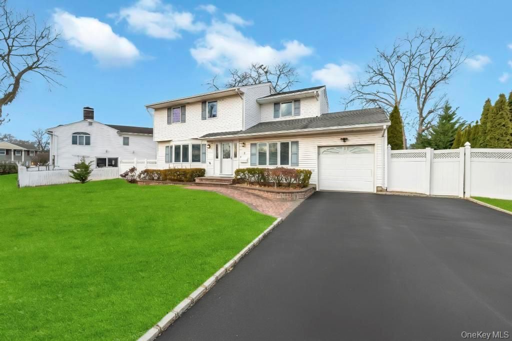 Photo of 7 Carto Circle, Deer Park, NY 11729 (MLS # 944405)