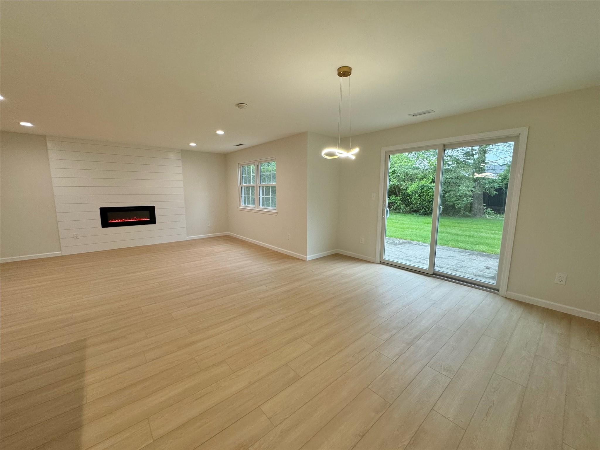 19 Erin Lane, East Setauket, New York image 8