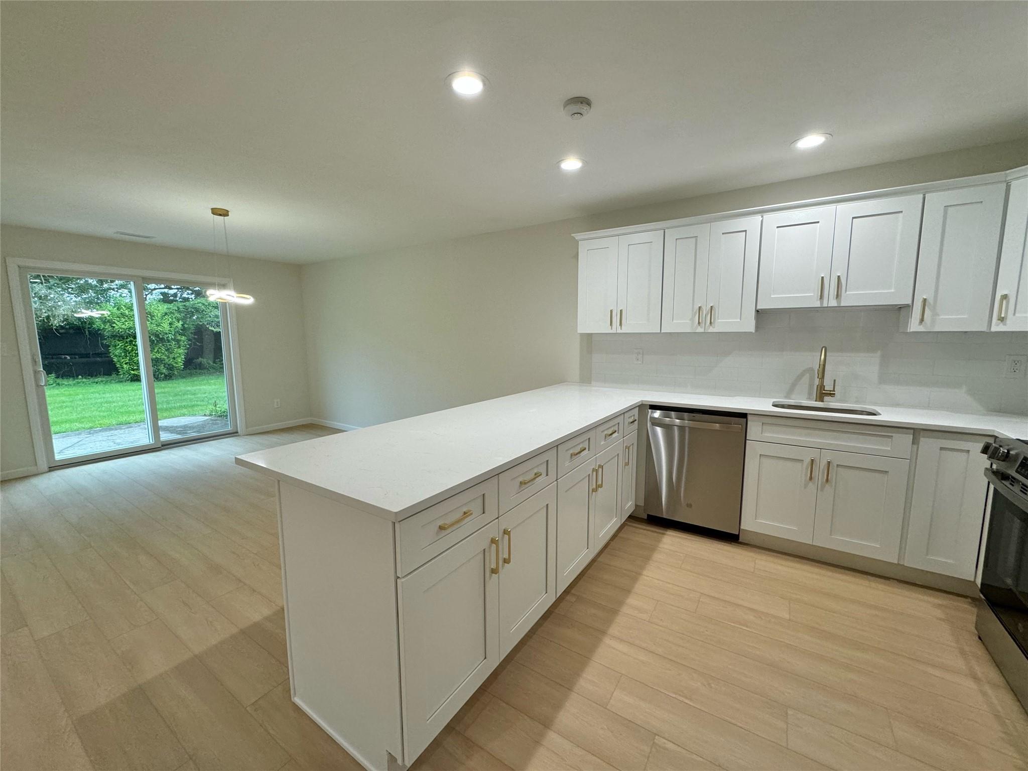 19 Erin Lane, East Setauket, New York image 6