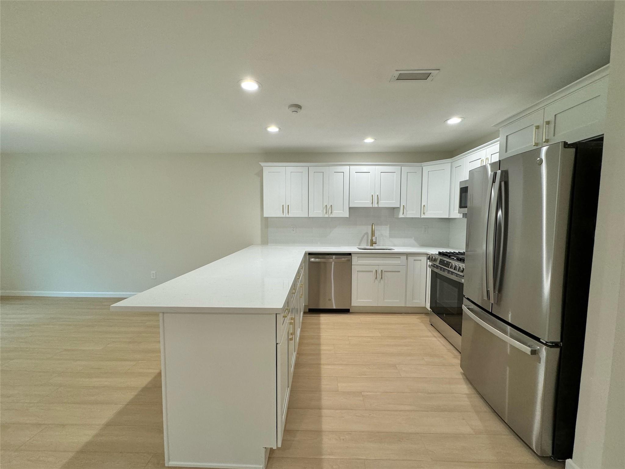 19 Erin Lane, East Setauket, New York image 3