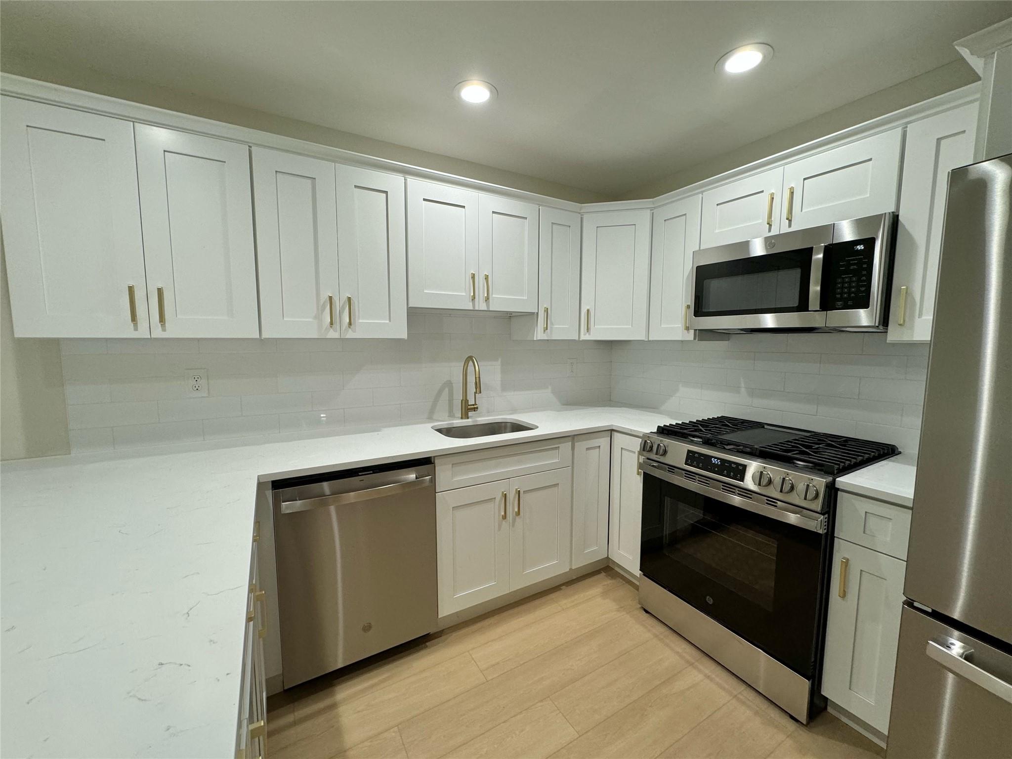 19 Erin Lane, East Setauket, New York image 4